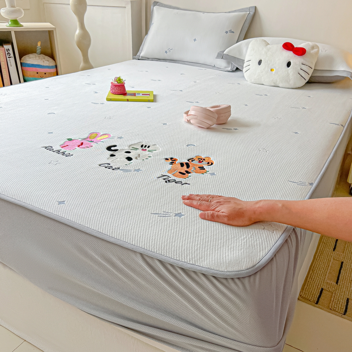 91家纺网 家纺一手货源 找家纺 多乐家纺 2026新款星辰系列PE提花凉感豆豆卡通刺绣大包边复合凉席 小老虎-流星(床笠款)