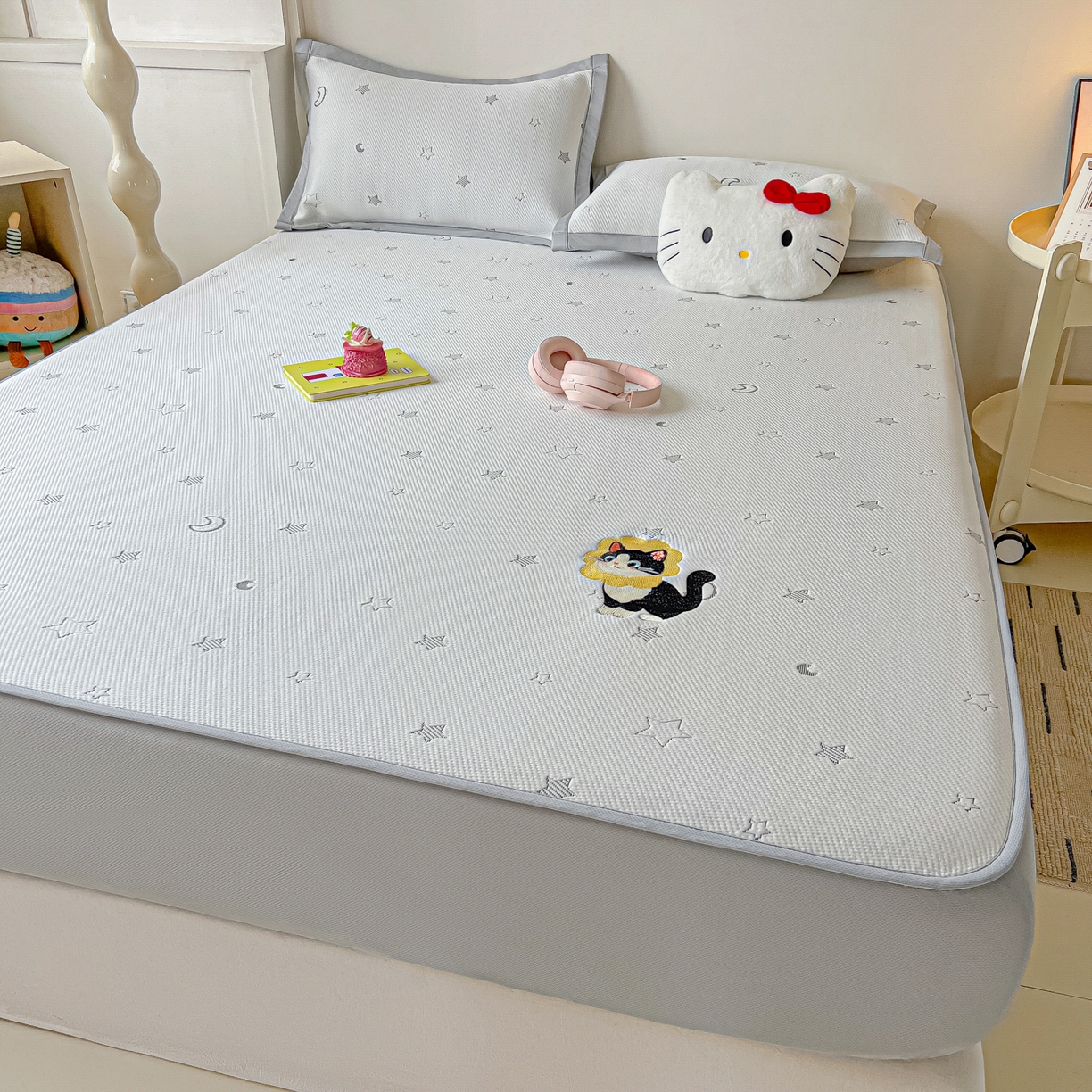 91家纺网 家纺一手货源 找家纺 多乐家纺 2026新款星辰系列PE提花凉感豆豆卡通刺绣大包边复合凉席 花朵猫-星星月亮(床笠款)