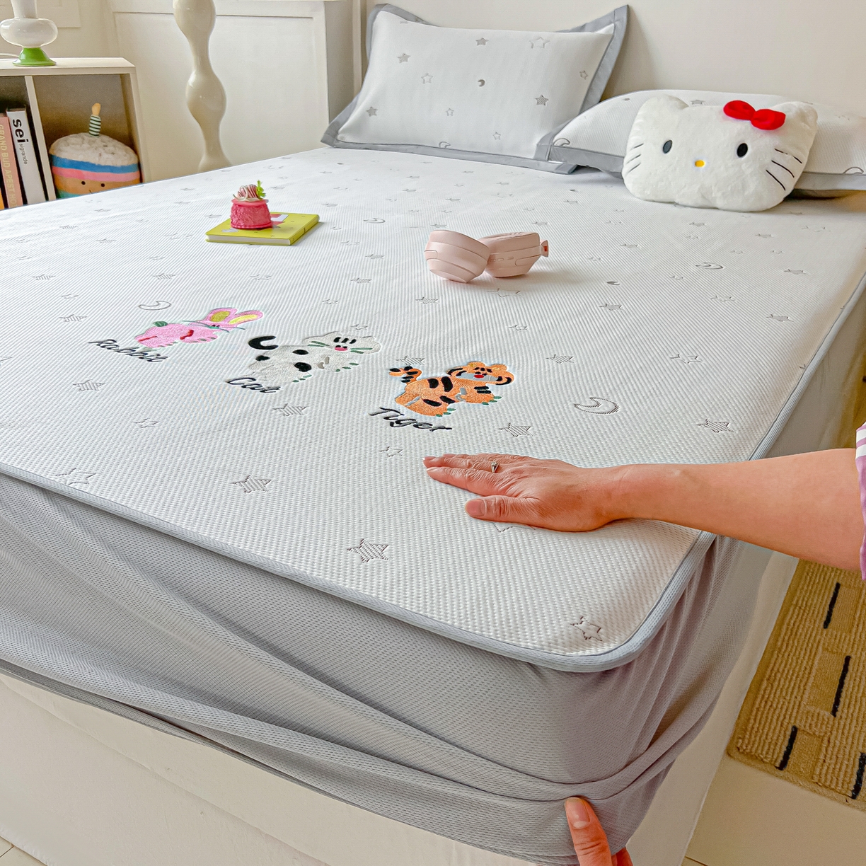 91家纺网 家纺一手货源 找家纺 多乐家纺 2026新款星辰系列PE提花凉感豆豆卡通刺绣大包边复合凉席 小老虎-星星月亮-咖(床笠款)