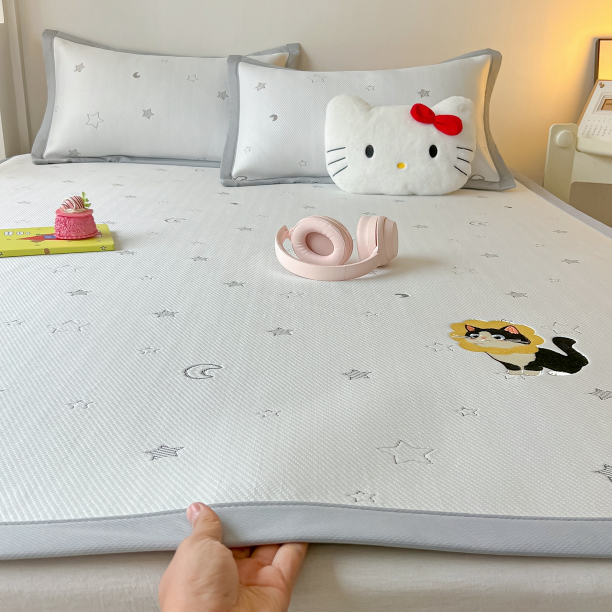 91家纺网 家纺一手货源 找家纺 多乐家纺 2026新款星辰系列PE提花凉感豆豆卡通刺绣大包边复合凉席 花朵猫-星星月亮(床单款)