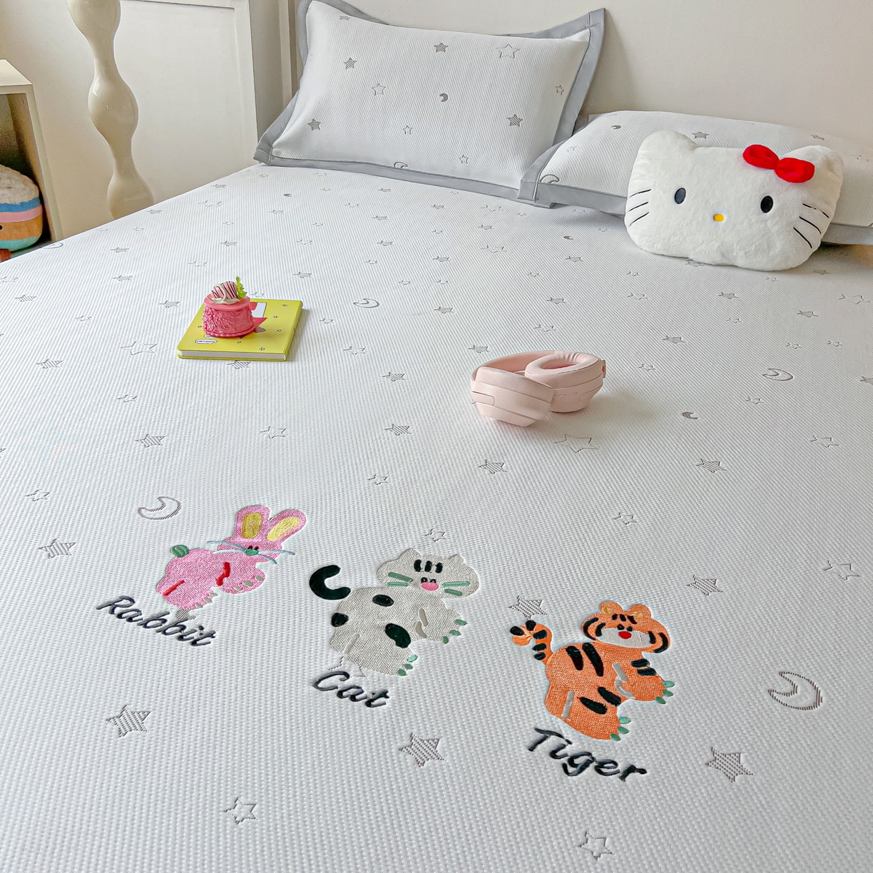 91家纺网 家纺一手货源 找家纺 多乐家纺 2026新款星辰系列PE提花凉感豆豆卡通刺绣大包边复合凉席 小老虎-星星月亮-咖(床笠款)