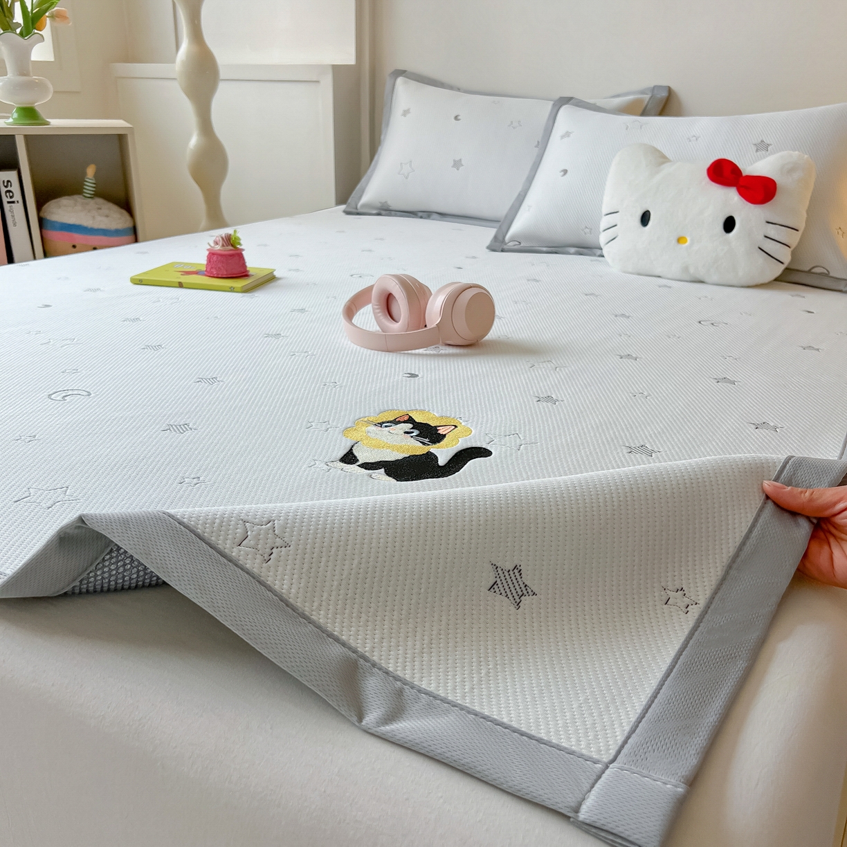 多乐家纺 2026新款星辰系列PE提花凉感豆豆卡通刺绣大包边复合凉席 花朵猫-星星月亮(床单款)