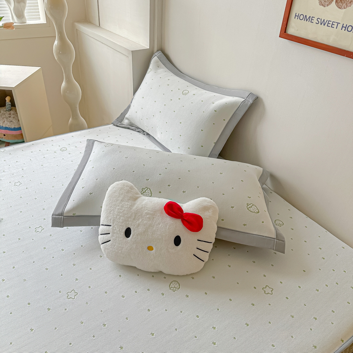 91家纺网 家纺一手货源 找家纺 多乐家纺 2026新款星辰系列PE提花凉感豆豆卡通刺绣大包边复合凉席 花朵猫-小草莓(床笠款)