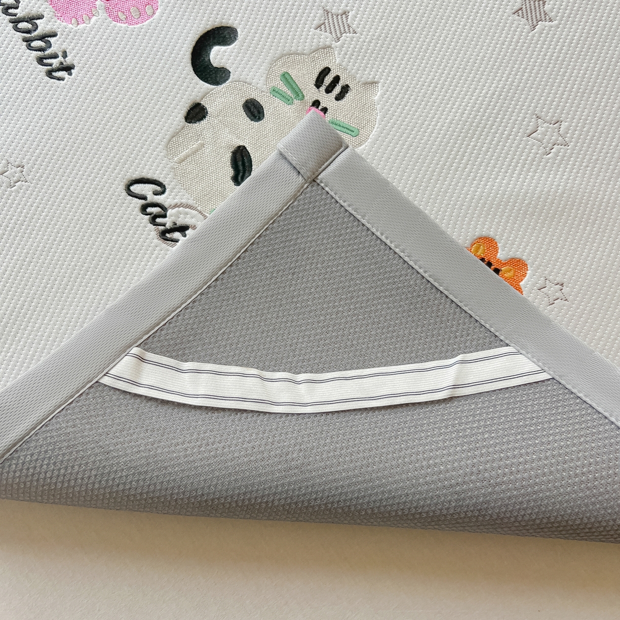 91家纺网 家纺一手货源 找家纺 多乐家纺 2026新款星辰系列PE提花凉感豆豆卡通刺绣大包边复合凉席 小老虎-星星月亮-咖(床单款)