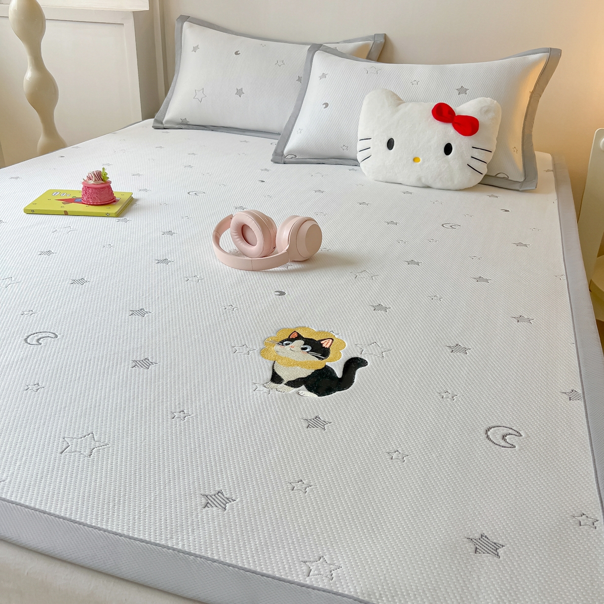 91家纺网 家纺一手货源 找家纺 多乐家纺 2026新款星辰系列PE提花凉感豆豆卡通刺绣大包边复合凉席 花朵猫-星星月亮(床单款)