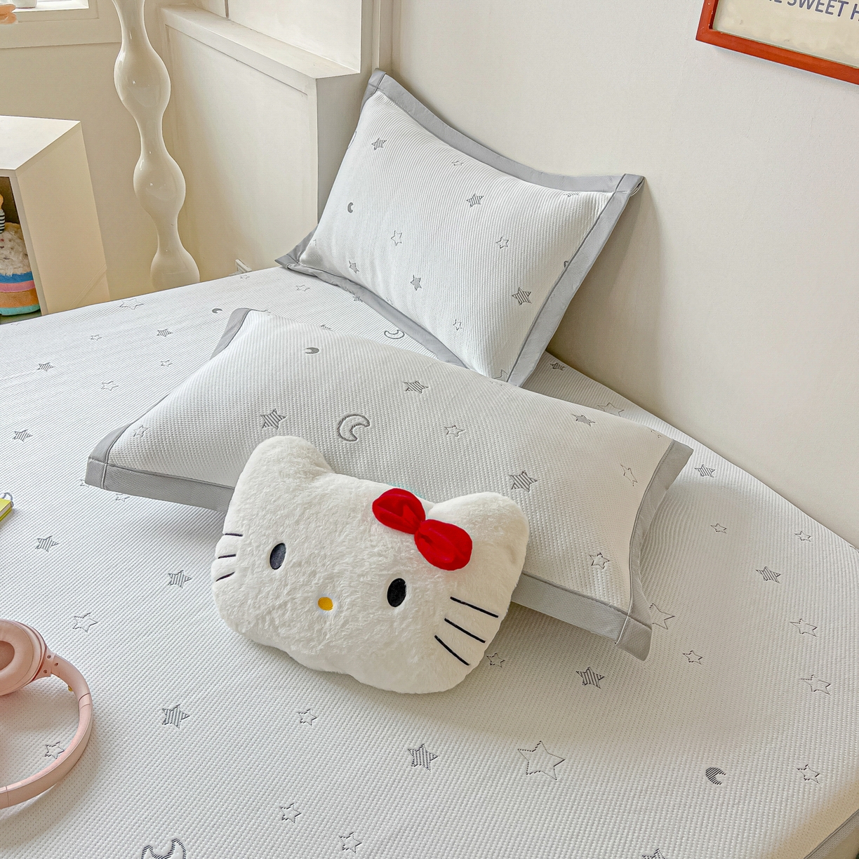 91家纺网 家纺一手货源 找家纺 多乐家纺 2026新款星辰系列PE提花凉感豆豆卡通刺绣大包边复合凉席 花朵猫-星星月亮(床笠款)