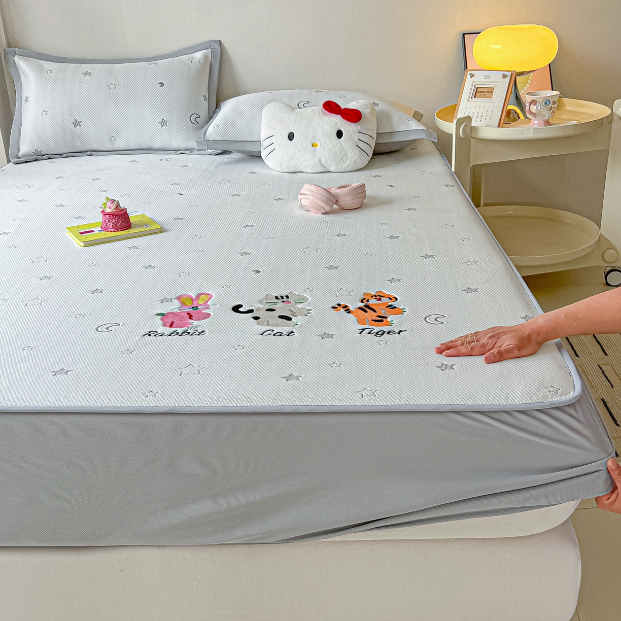 多乐家纺 2026新款星辰系列PE提花凉感豆豆卡通刺绣大包边复合凉席 小老虎-星星月亮-灰(床笠款)