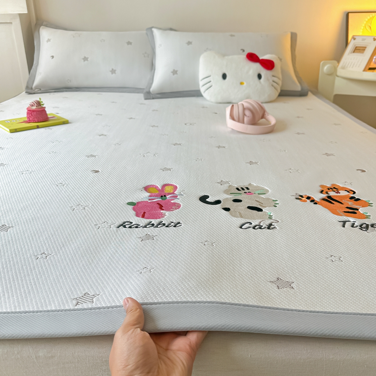 91家纺网 家纺一手货源 找家纺 多乐家纺 2026新款星辰系列PE提花凉感豆豆卡通刺绣大包边复合凉席 小老虎-星星月亮-咖(床单款)