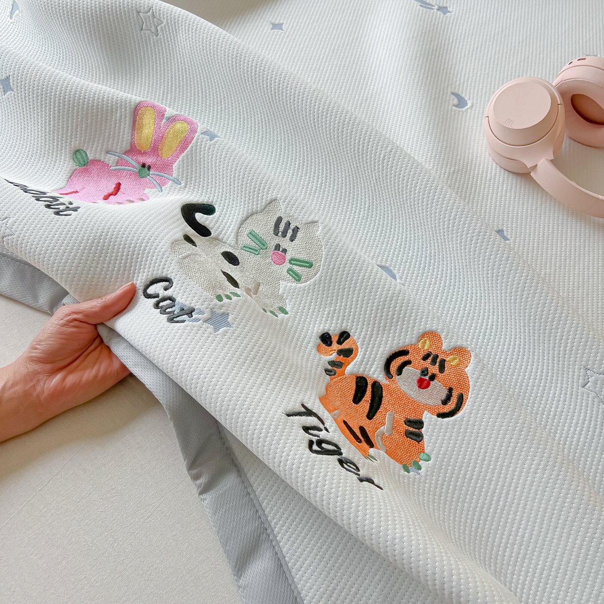 91家纺网 家纺一手货源 找家纺 多乐家纺 2026新款星辰系列PE提花凉感豆豆卡通刺绣大包边复合凉席 小老虎-流星(床单款)