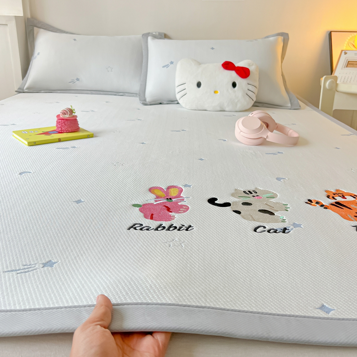 91家纺网 家纺一手货源 找家纺 多乐家纺 2026新款星辰系列PE提花凉感豆豆卡通刺绣大包边复合凉席 小老虎-流星(床单款)