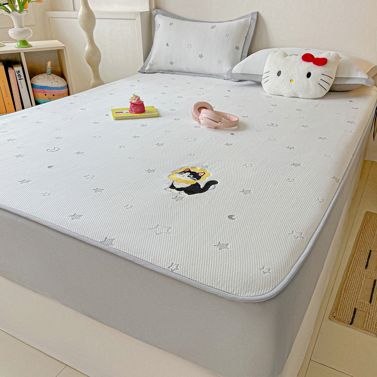 91家纺网 家纺一手货源 找家纺 多乐家纺 2026新款星辰系列PE提花凉感豆豆卡通刺绣大包边复合凉席 花朵猫-星星月亮(床笠款)