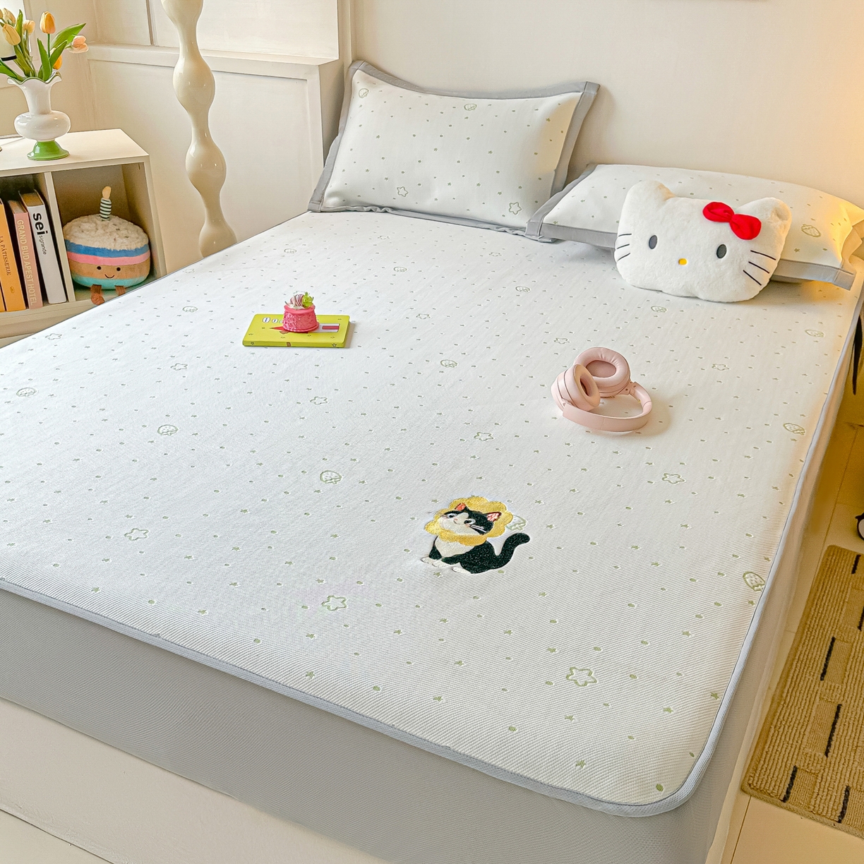 91家纺网 家纺一手货源 找家纺 多乐家纺 2026新款星辰系列PE提花凉感豆豆卡通刺绣大包边复合凉席 花朵猫-小草莓(床笠款)