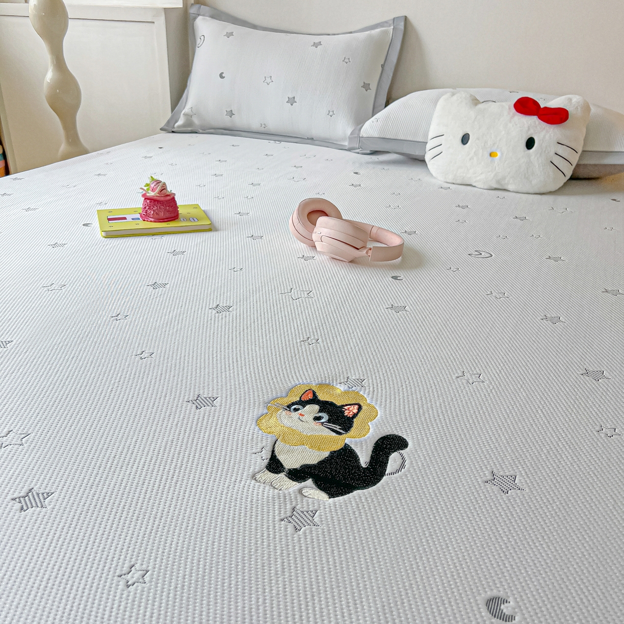 91家纺网 家纺一手货源 找家纺 多乐家纺 2026新款星辰系列PE提花凉感豆豆卡通刺绣大包边复合凉席 花朵猫-星星月亮(床笠款)