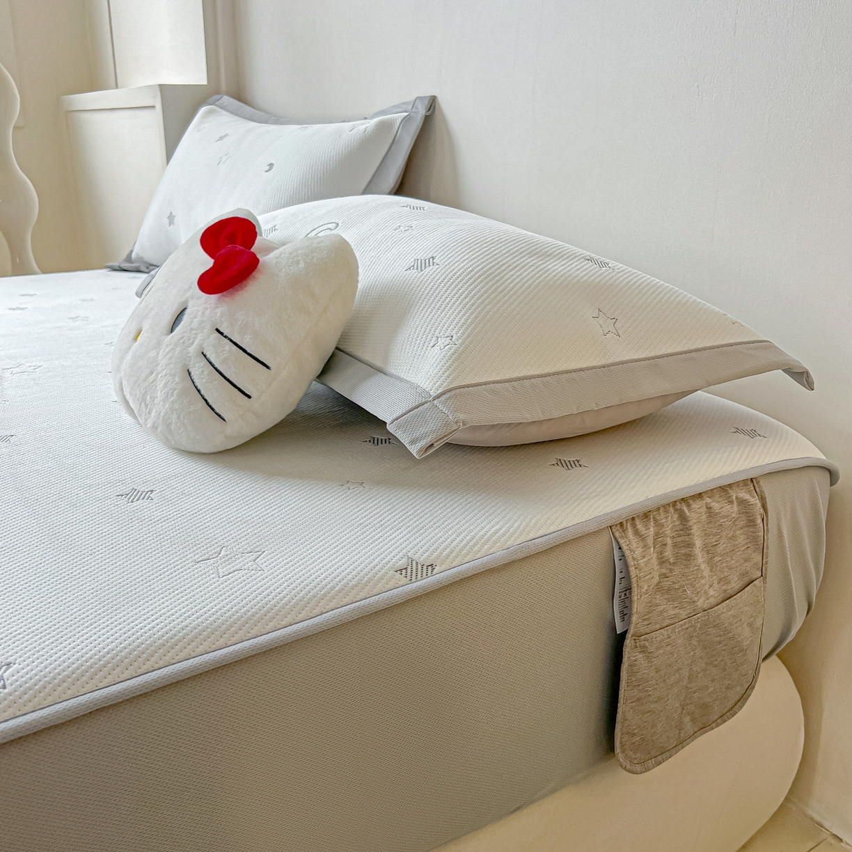 91家纺网 家纺一手货源 找家纺 多乐家纺 2026新款星辰系列PE提花凉感豆豆卡通刺绣大包边复合凉席 小老虎-星星月亮-灰(床笠款)