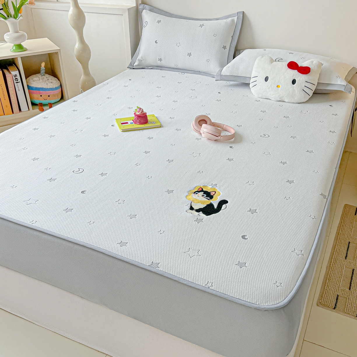 91家纺网 家纺一手货源 找家纺 多乐家纺 2026新款星辰系列PE提花凉感豆豆卡通刺绣大包边复合凉席 花朵猫-星星月亮(床笠款)
