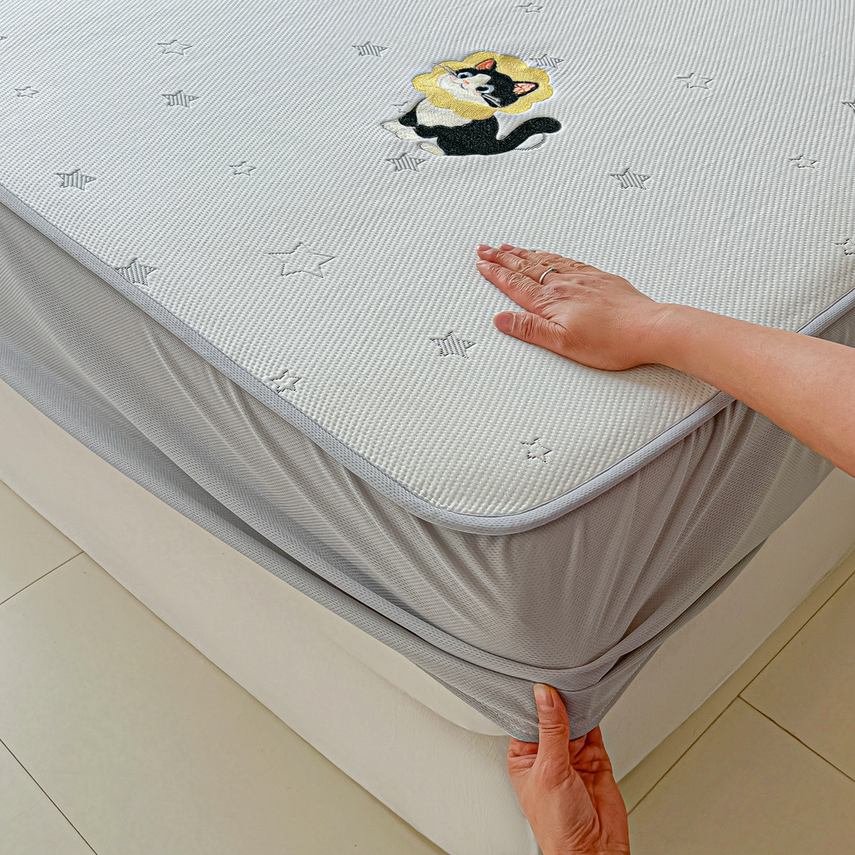 91家纺网 家纺一手货源 找家纺 多乐家纺 2026新款星辰系列PE提花凉感豆豆卡通刺绣大包边复合凉席 花朵猫-星星月亮(床笠款)