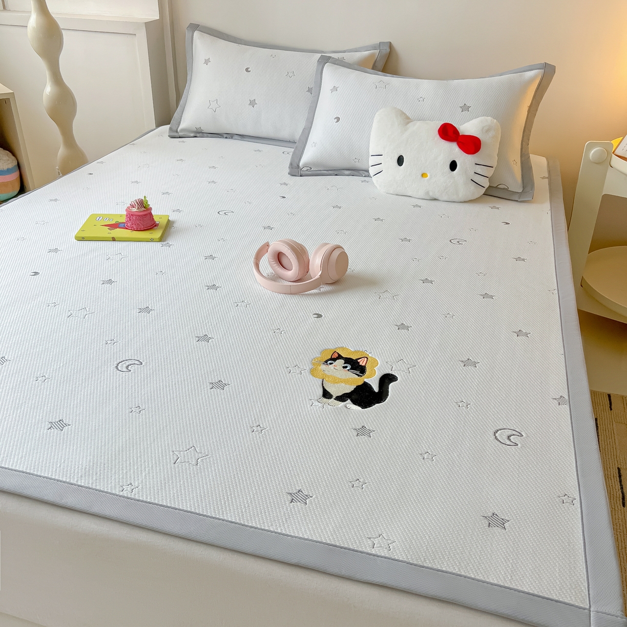 91家纺网 家纺一手货源 找家纺 多乐家纺 2026新款星辰系列PE提花凉感豆豆卡通刺绣大包边复合凉席 花朵猫-星星月亮(床单款)