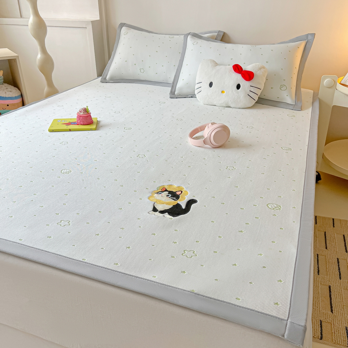 91家纺网 家纺一手货源 找家纺 多乐家纺 2026新款星辰系列PE提花凉感豆豆卡通刺绣大包边复合凉席 花朵猫-小草莓(床单款)