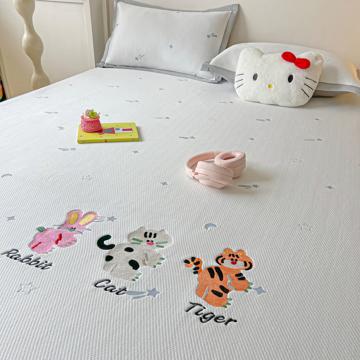 91家纺网 家纺一手货源 找家纺 多乐家纺 2026新款星辰系列PE提花凉感豆豆卡通刺绣大包边复合凉席 小老虎-流星(床笠款)