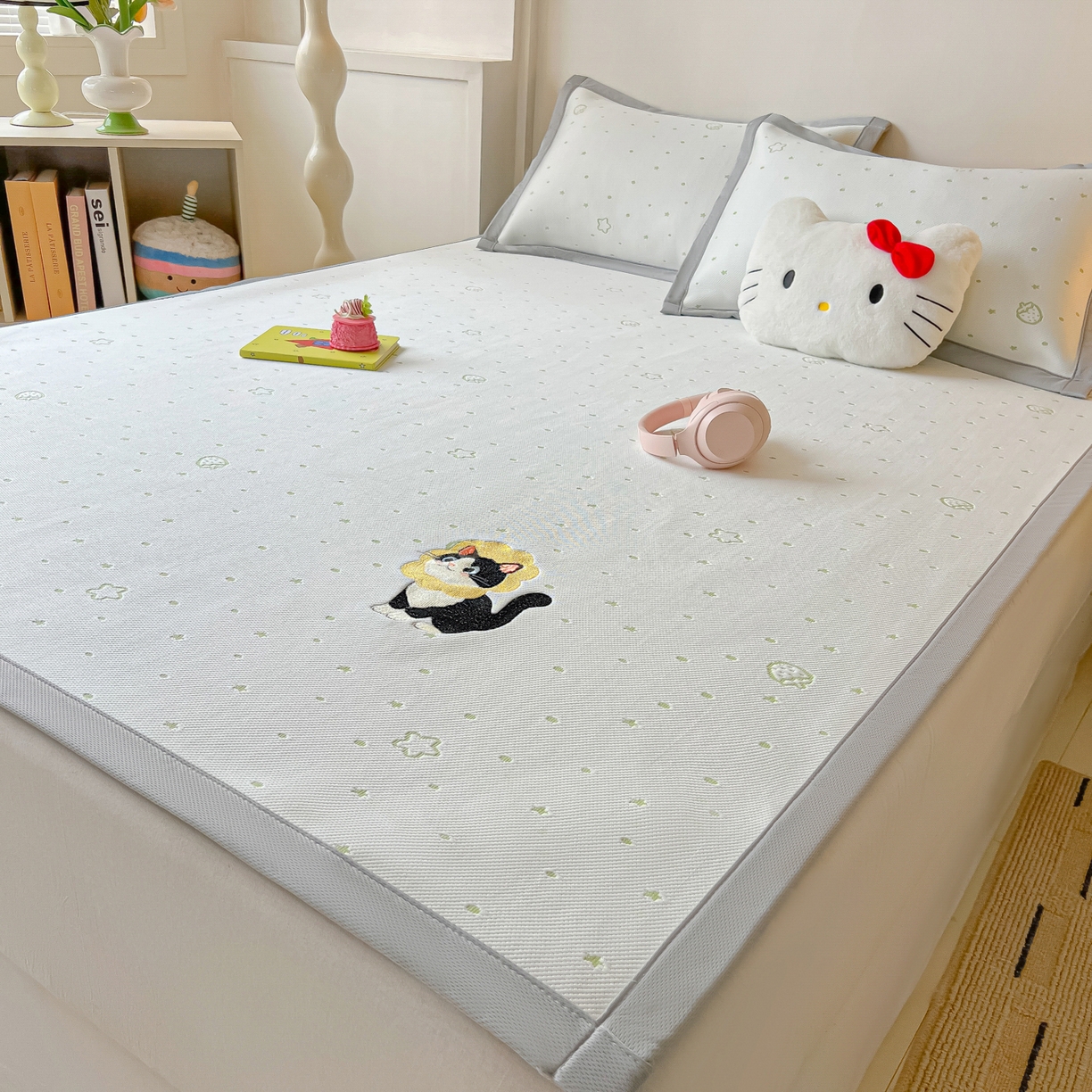 91家纺网 家纺一手货源 找家纺 多乐家纺 2026新款星辰系列PE提花凉感豆豆卡通刺绣大包边复合凉席 花朵猫-小草莓(床单款)