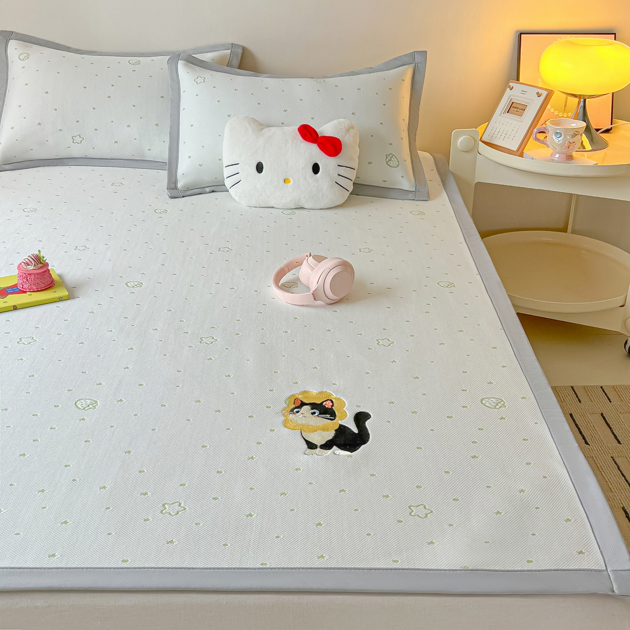 91家纺网 家纺一手货源 找家纺 多乐家纺 2026新款星辰系列PE提花凉感豆豆卡通刺绣大包边复合凉席 花朵猫-小草莓(床单款)