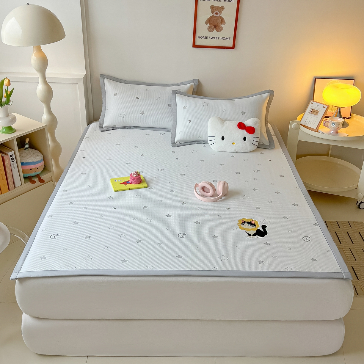 91家纺网 家纺一手货源 找家纺 多乐家纺 2026新款星辰系列PE提花凉感豆豆卡通刺绣大包边复合凉席 花朵猫-星星月亮(床单款)