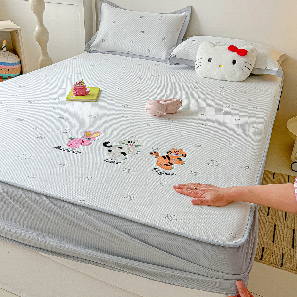 91家纺网 家纺一手货源 找家纺 多乐家纺 2026新款星辰系列PE提花凉感豆豆卡通刺绣大包边复合凉席 小老虎-星星月亮-咖(床笠款)