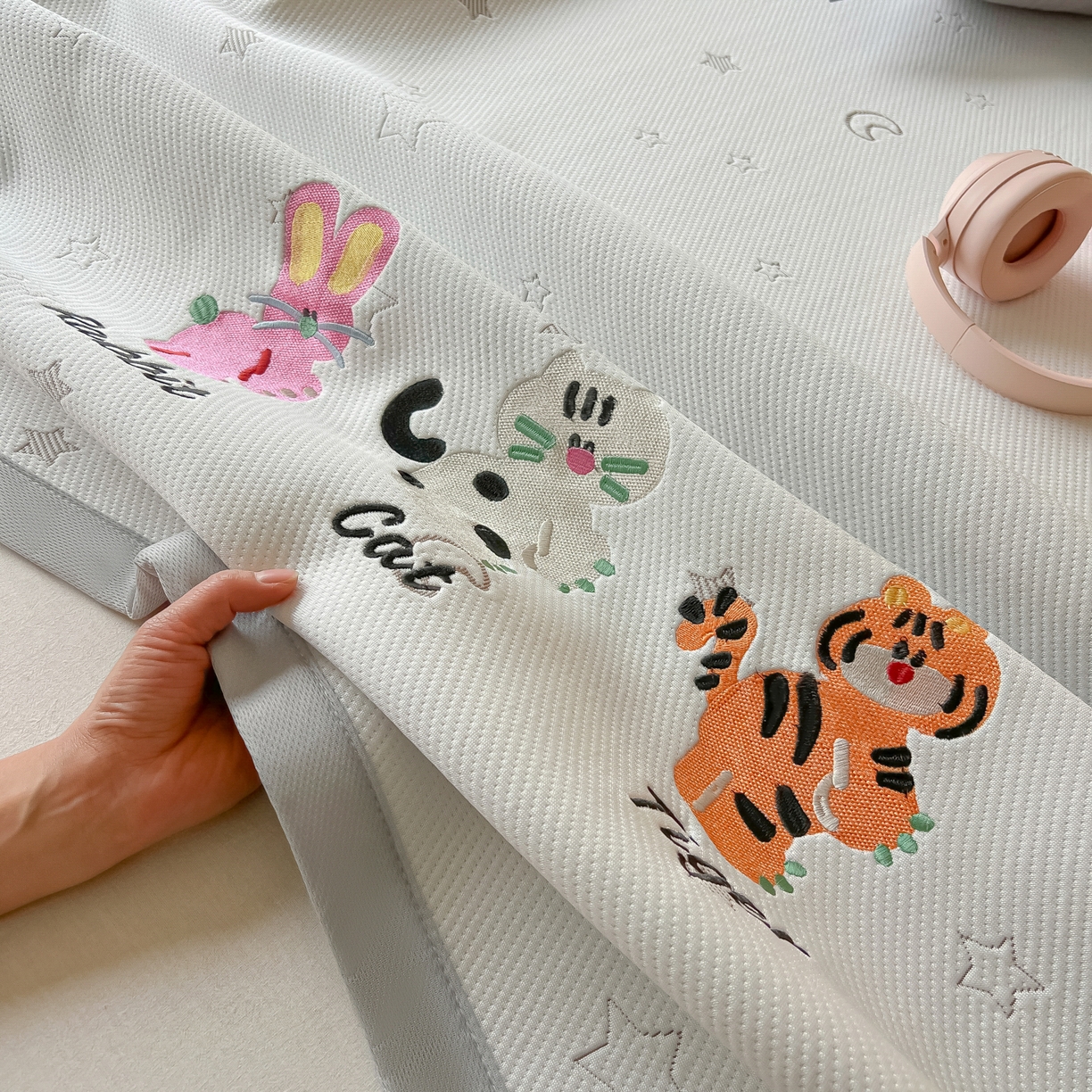 91家纺网 家纺一手货源 找家纺 多乐家纺 2026新款星辰系列PE提花凉感豆豆卡通刺绣大包边复合凉席 小老虎-星星月亮-咖(床单款)