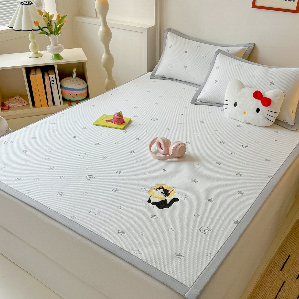 91家纺网 家纺一手货源 找家纺 多乐家纺 2026新款星辰系列PE提花凉感豆豆卡通刺绣大包边复合凉席 花朵猫-星星月亮(床单款)