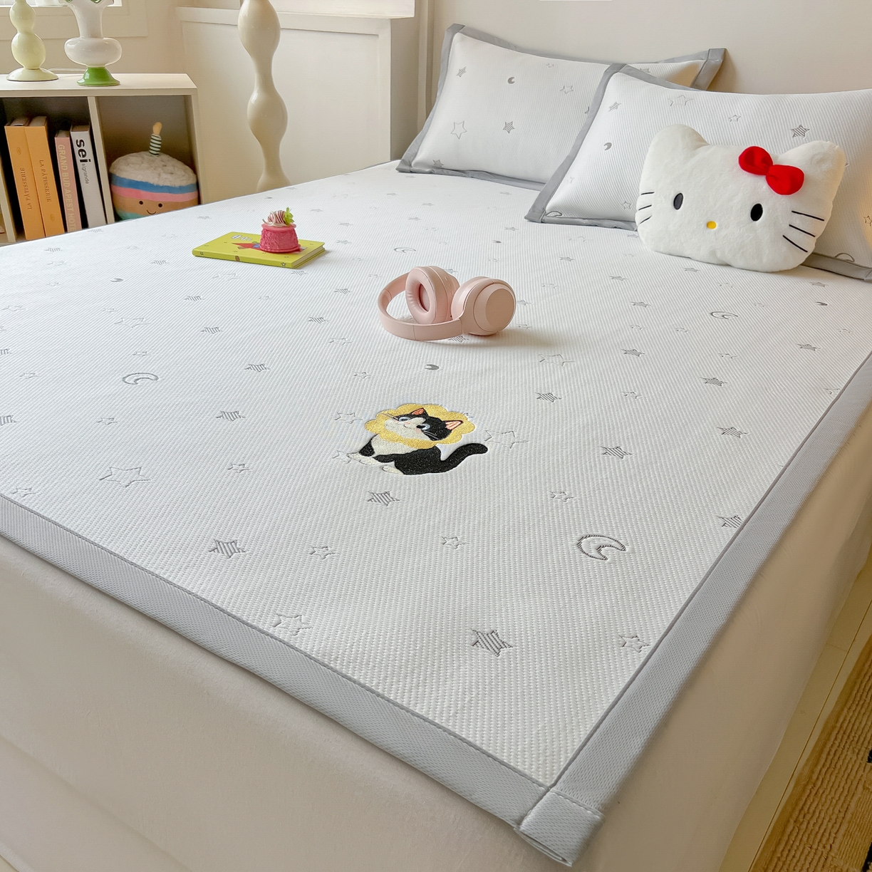 91家纺网 家纺一手货源 找家纺 多乐家纺 2026新款星辰系列PE提花凉感豆豆卡通刺绣大包边复合凉席 花朵猫-星星月亮(床单款)