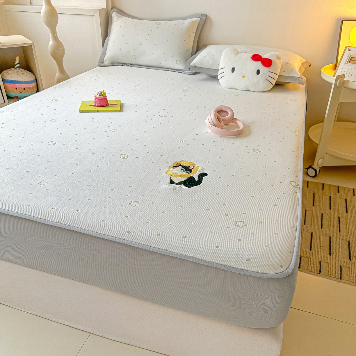 91家纺网 家纺一手货源 找家纺 多乐家纺 2026新款星辰系列PE提花凉感豆豆卡通刺绣大包边复合凉席 花朵猫-小草莓(床笠款)