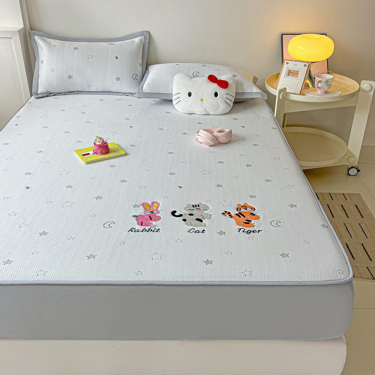 91家纺网 家纺一手货源 找家纺 多乐家纺 2026新款星辰系列PE提花凉感豆豆卡通刺绣大包边复合凉席 小老虎-星星月亮-灰(床笠款)