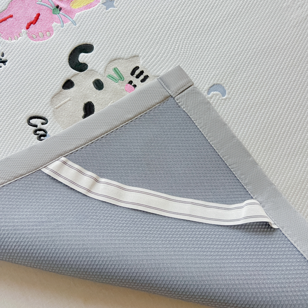 91家纺网 家纺一手货源 找家纺 多乐家纺 2026新款星辰系列PE提花凉感豆豆卡通刺绣大包边复合凉席 小老虎-流星(床单款)