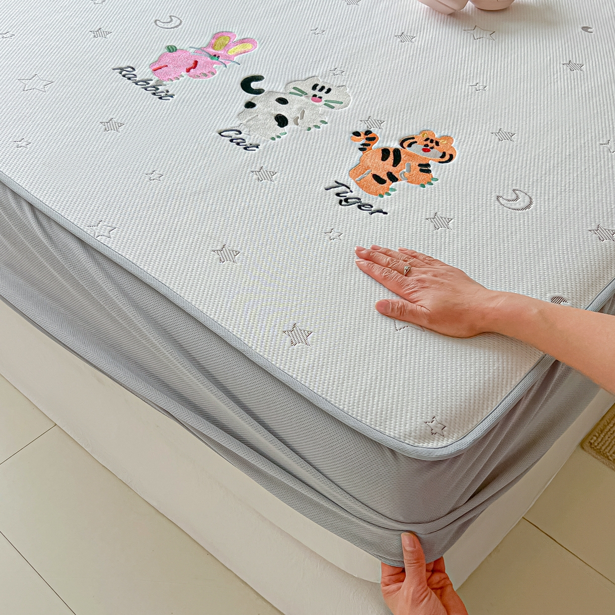 91家纺网 家纺一手货源 找家纺 多乐家纺 2026新款星辰系列PE提花凉感豆豆卡通刺绣大包边复合凉席 小老虎-星星月亮-咖(床笠款)