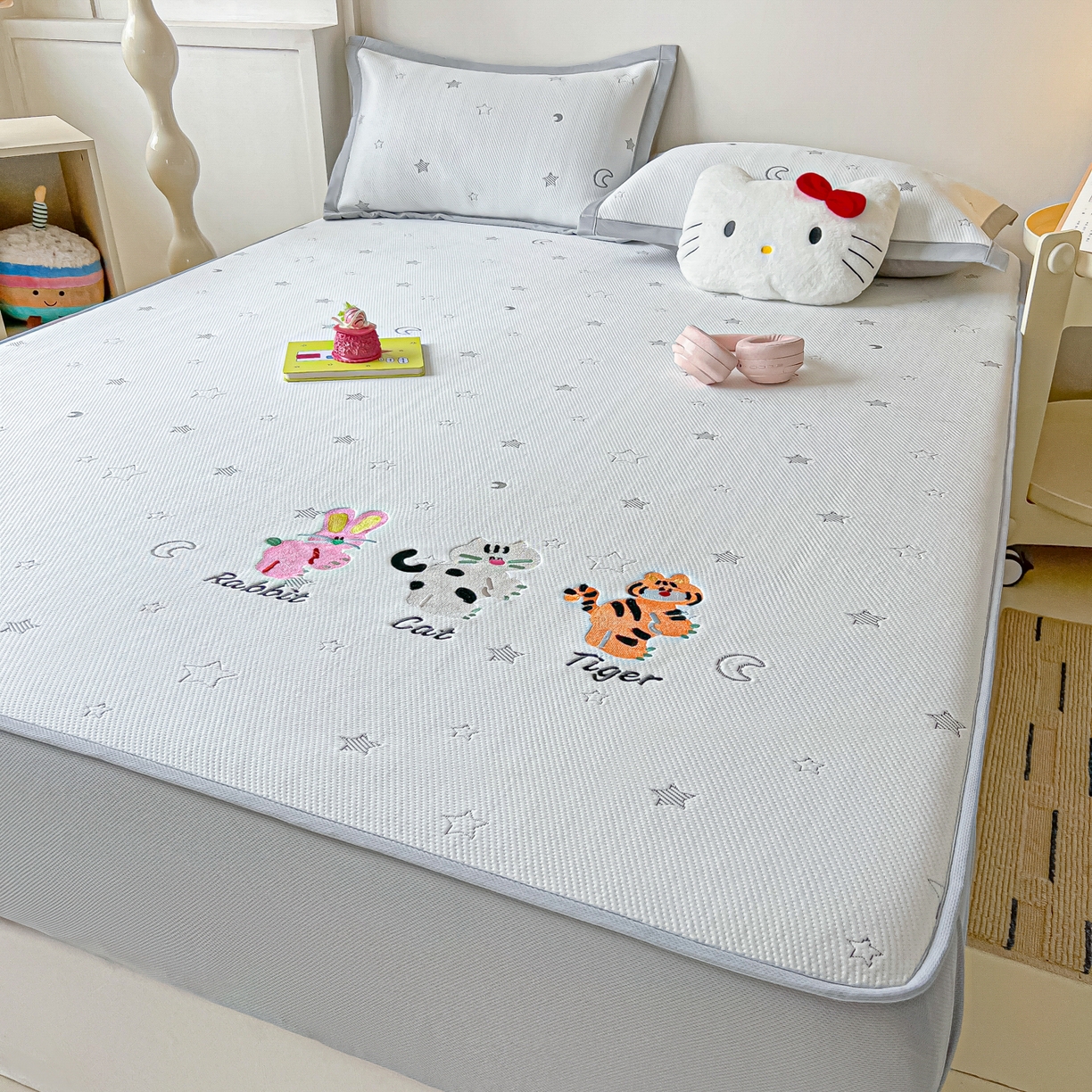 91家纺网 家纺一手货源 找家纺 多乐家纺 2026新款星辰系列PE提花凉感豆豆卡通刺绣大包边复合凉席 小老虎-星星月亮-灰(床笠款)