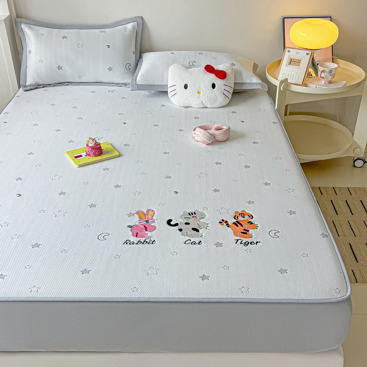 91家纺网 家纺一手货源 找家纺 多乐家纺 2026新款星辰系列PE提花凉感豆豆卡通刺绣大包边复合凉席 小老虎-星星月亮-灰(床笠款)
