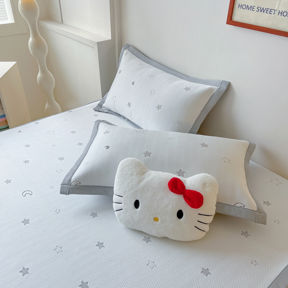 91家纺网 家纺一手货源 找家纺 多乐家纺 2026新款星辰系列PE提花凉感豆豆卡通刺绣大包边复合凉席 花朵猫-星星月亮(床单款)