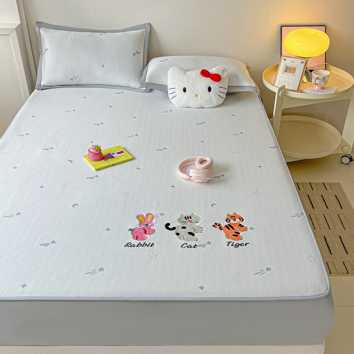 91家纺网 家纺一手货源 找家纺 多乐家纺 2026新款星辰系列PE提花凉感豆豆卡通刺绣大包边复合凉席 小老虎-流星(床笠款)