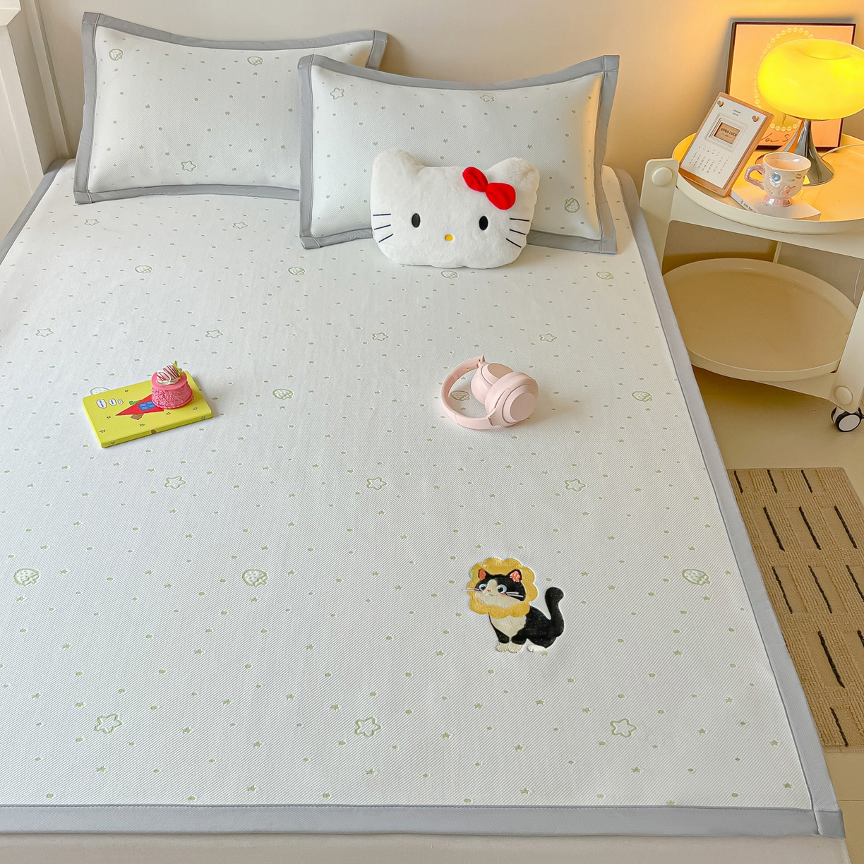 91家纺网 家纺一手货源 找家纺 多乐家纺 2026新款星辰系列PE提花凉感豆豆卡通刺绣大包边复合凉席 花朵猫-小草莓(床单款)