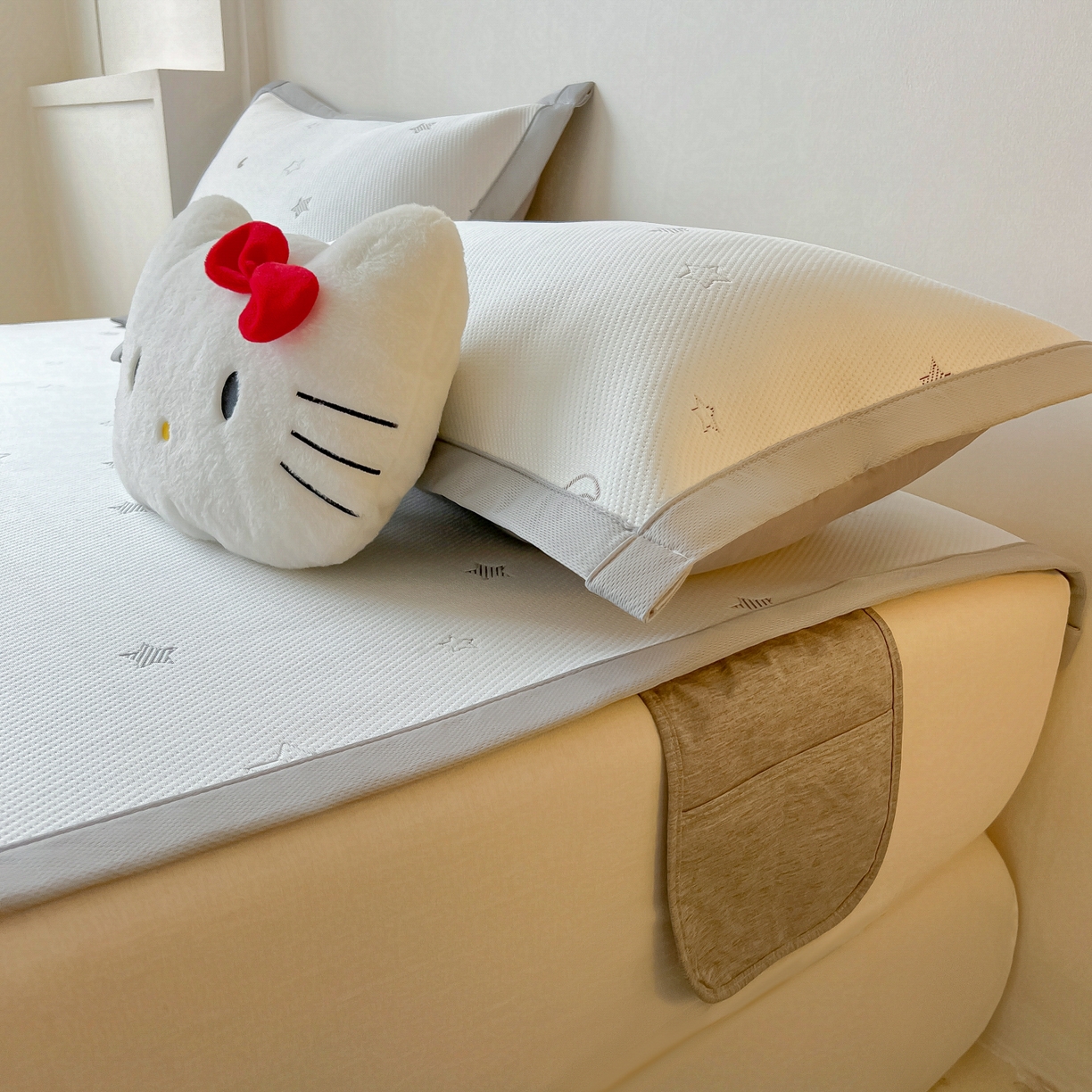 91家纺网 家纺一手货源 找家纺 多乐家纺 2026新款星辰系列PE提花凉感豆豆卡通刺绣大包边复合凉席 花朵猫-星星月亮(床单款)