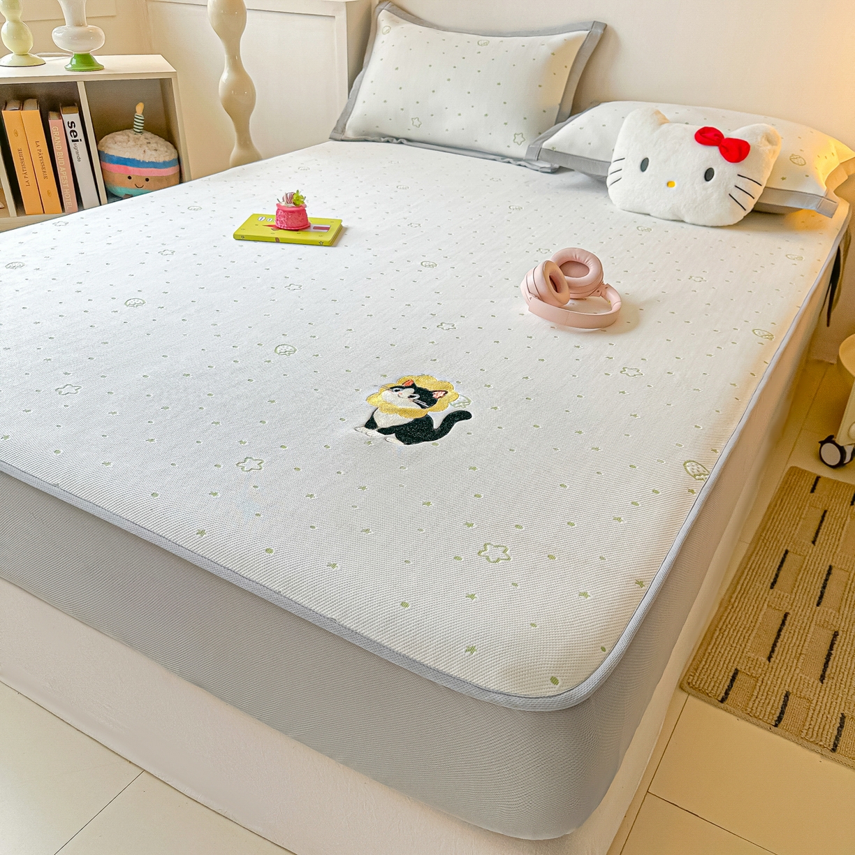 91家纺网 家纺一手货源 找家纺 多乐家纺 2026新款星辰系列PE提花凉感豆豆卡通刺绣大包边复合凉席 花朵猫-小草莓(床笠款)