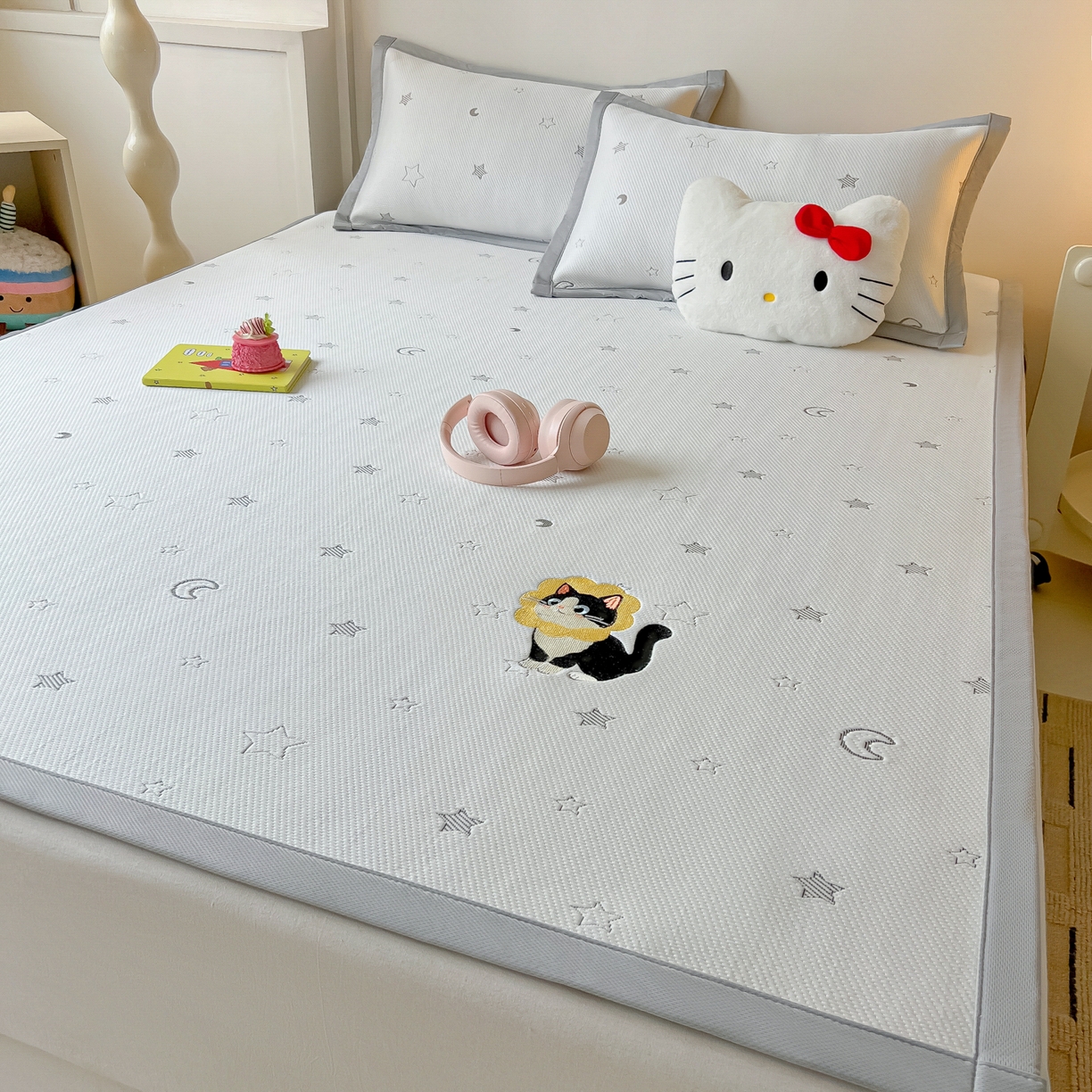 91家纺网 家纺一手货源 找家纺 多乐家纺 2026新款星辰系列PE提花凉感豆豆卡通刺绣大包边复合凉席 花朵猫-星星月亮(床单款)