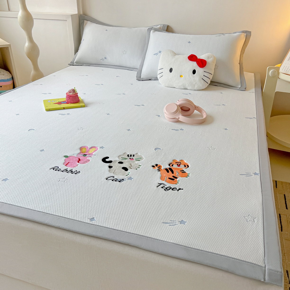 91家纺网 家纺一手货源 找家纺 多乐家纺 2026新款星辰系列PE提花凉感豆豆卡通刺绣大包边复合凉席 小老虎-流星(床单款)