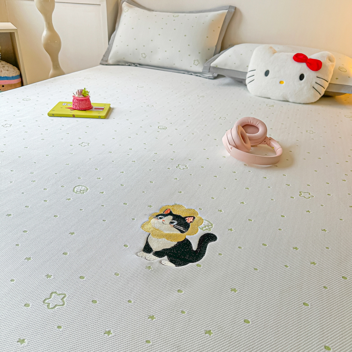 91家纺网 家纺一手货源 找家纺 多乐家纺 2026新款星辰系列PE提花凉感豆豆卡通刺绣大包边复合凉席 花朵猫-小草莓(床笠款)