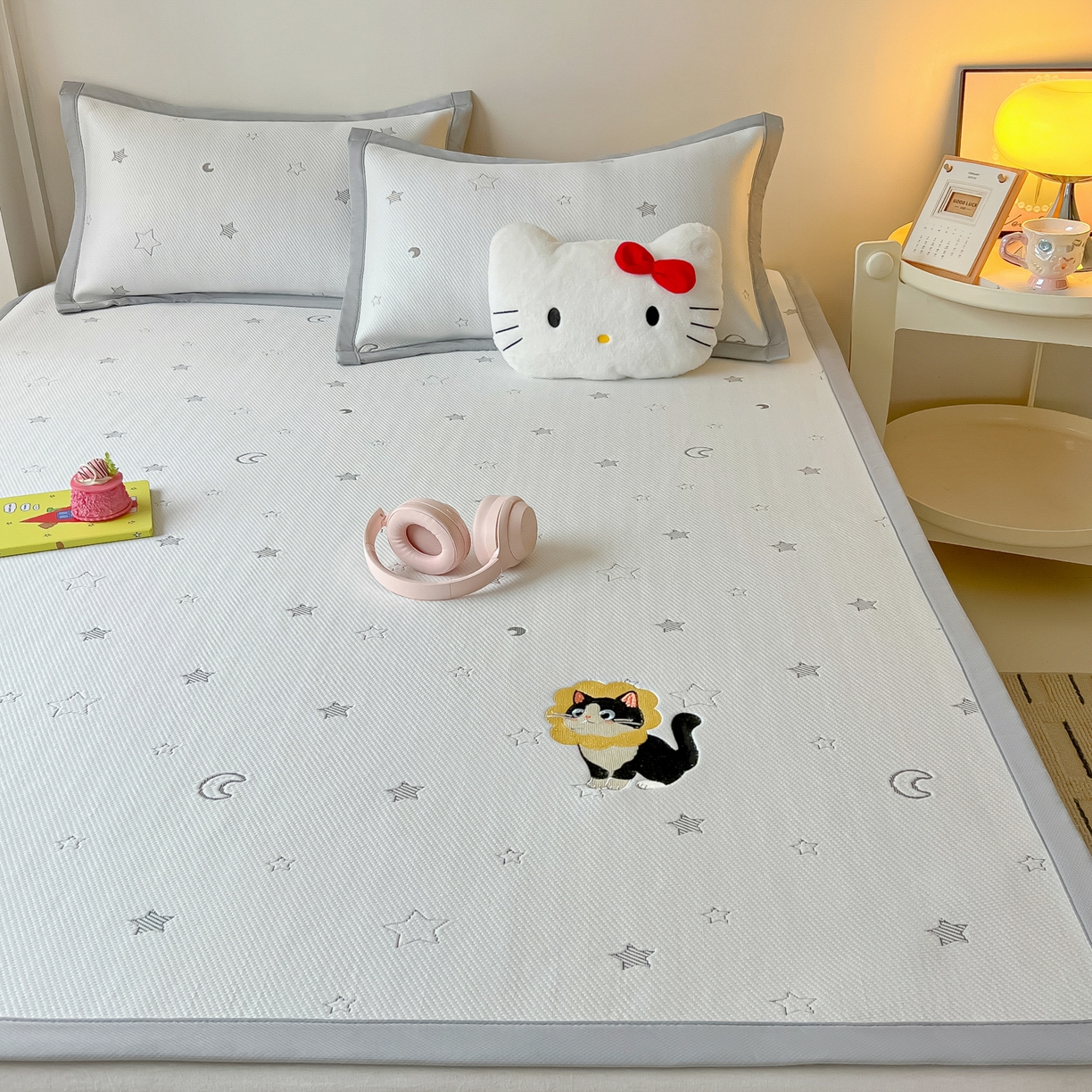 91家纺网 家纺一手货源 找家纺 多乐家纺 2026新款星辰系列PE提花凉感豆豆卡通刺绣大包边复合凉席 花朵猫-星星月亮(床单款)