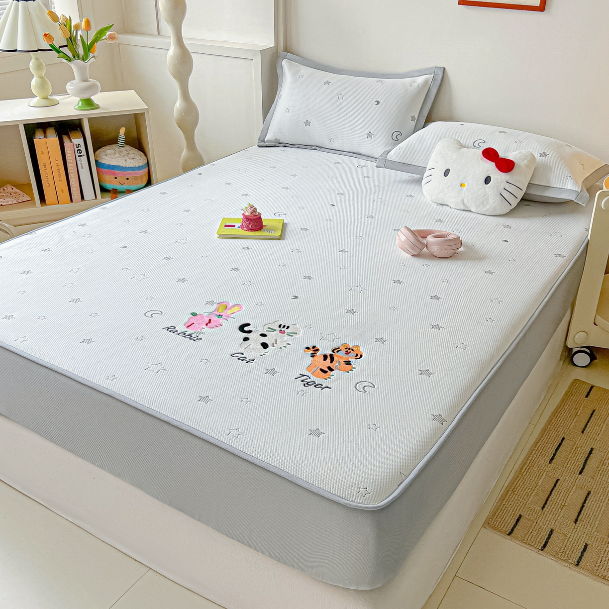 91家纺网 家纺一手货源 找家纺 多乐家纺 2026新款星辰系列PE提花凉感豆豆卡通刺绣大包边复合凉席 小老虎-星星月亮-灰(床笠款)