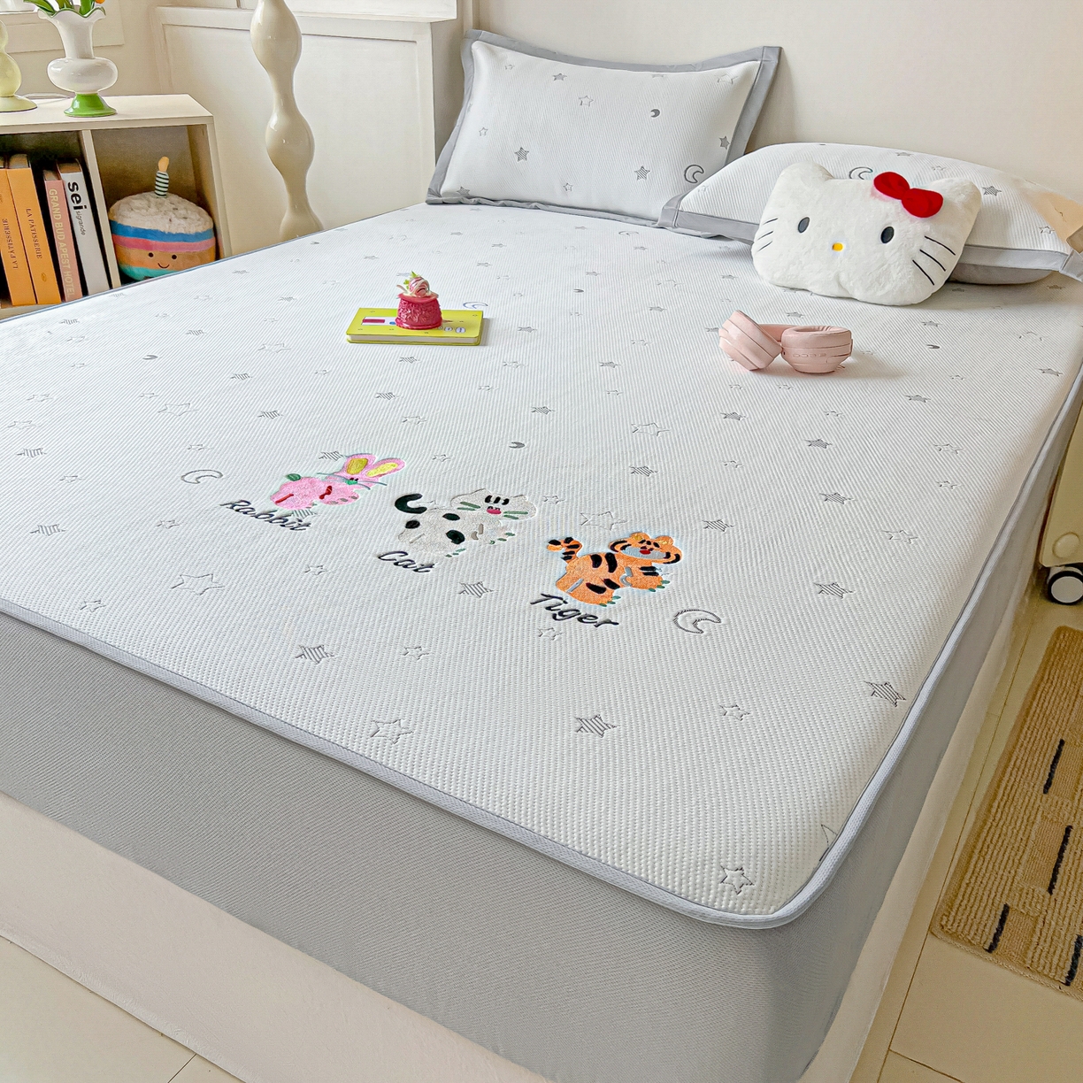 91家纺网 家纺一手货源 找家纺 多乐家纺 2026新款星辰系列PE提花凉感豆豆卡通刺绣大包边复合凉席 小老虎-星星月亮-灰(床笠款)