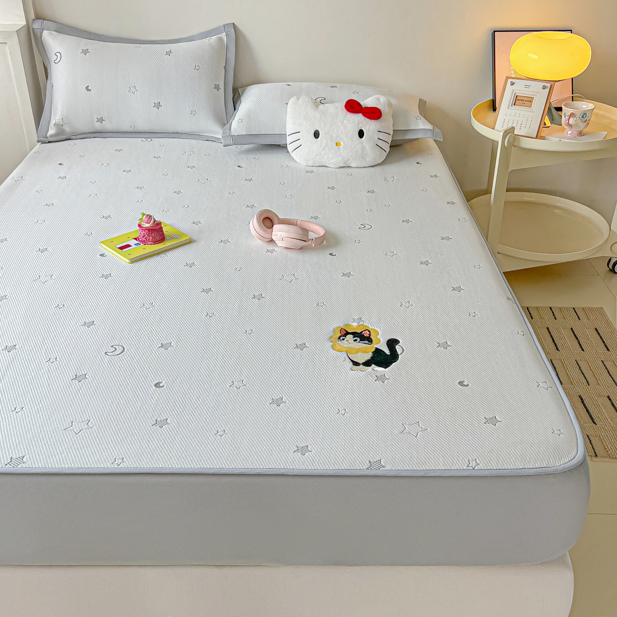 91家纺网 家纺一手货源 找家纺 多乐家纺 2026新款星辰系列PE提花凉感豆豆卡通刺绣大包边复合凉席 花朵猫-星星月亮(床笠款)