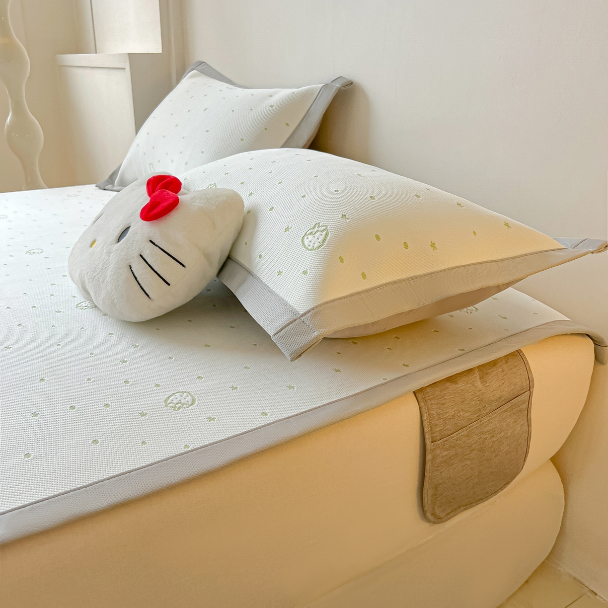 91家纺网 家纺一手货源 找家纺 多乐家纺 2026新款星辰系列PE提花凉感豆豆卡通刺绣大包边复合凉席 花朵猫-小草莓(床单款)