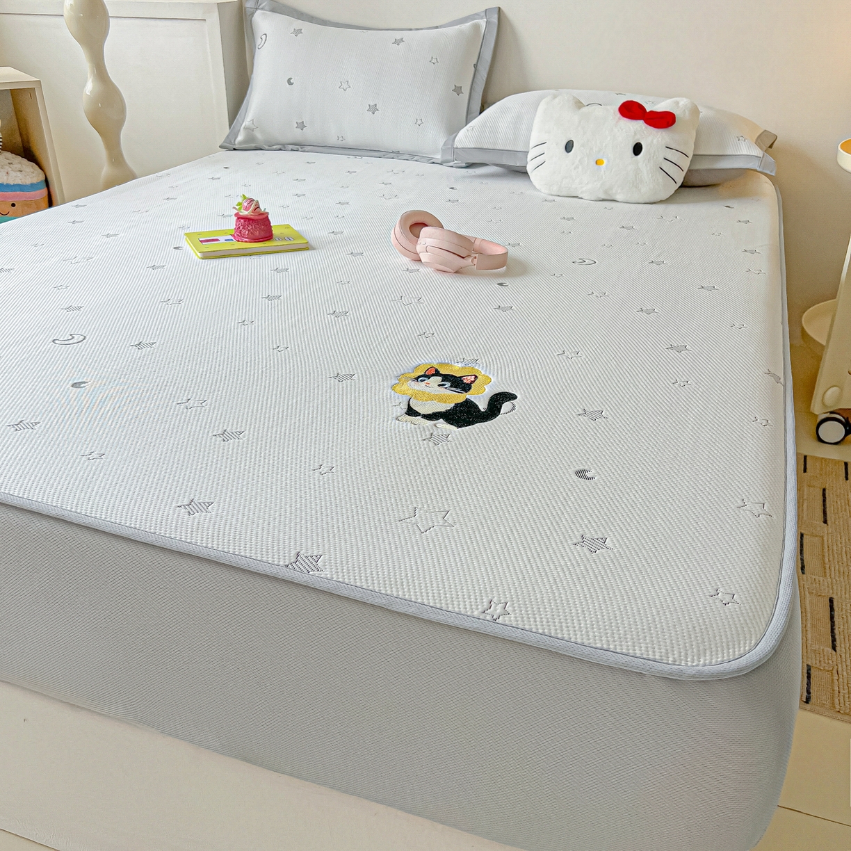 91家纺网 家纺一手货源 找家纺 多乐家纺 2026新款星辰系列PE提花凉感豆豆卡通刺绣大包边复合凉席 花朵猫-星星月亮(床笠款)